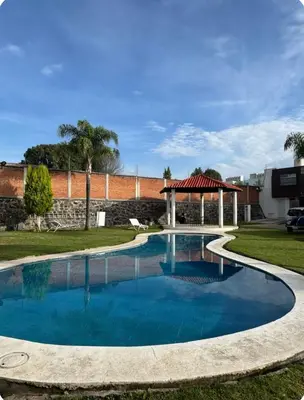 Piscina en o cerca de Cómodo departamento