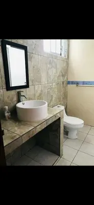 Un baño de Amplio apartamento, Excelente ubicación 3 habitaciones 5 camas