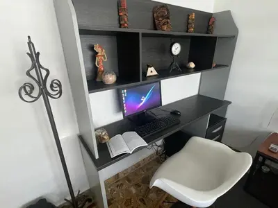 Una televisión o centro de entretenimiento en Casa céntrica retro-moderna con 46 amenidades 