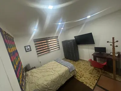 Una televisión o centro de entretenimiento en Casa céntrica retro-moderna con 46 amenidades 