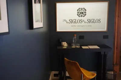 Certificado, premio, señal o documento que está expuesto en Por los Siglos de los Siglos Hotel