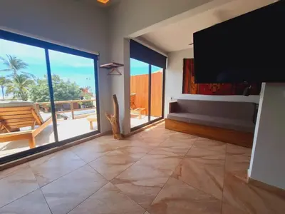 Una televisión o centro de entretenimiento en Espectacular Suite Frente a Playa Zicatela 1BDR