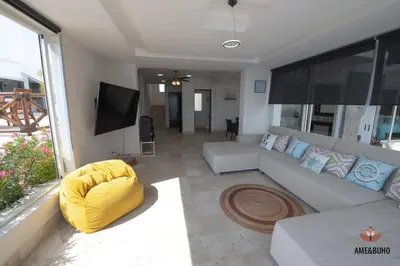 Una televisión o centro de entretenimiento en ame&buho
