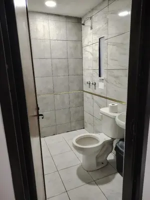 Un baño de minidepartamento a unos pasos de la gran pirámide