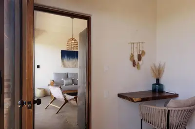 Zona de estar de Cozy 2BR Apto Terrace, Pool & AC Steps from Beach