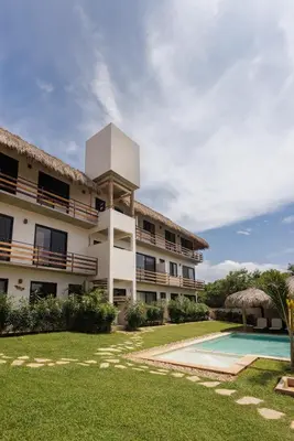 Piscina en o cerca de Cozy 2BR Apto Terrace, Pool & AC Steps from Beach