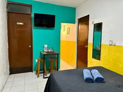 Una televisión o centro de entretenimiento en Brisa Marina Suites -A pasos del Acuario, Malecon y Playa
