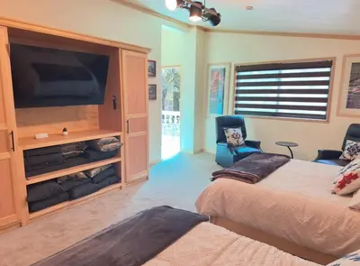 Una televisión o centro de entretenimiento en Casa del Bosque - Hermosa y Cálida Cabaña en Huitzilac - 22 huéspedes