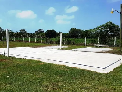 Instalaciones para jugar a tenis o squash en Villa Cristina en Villas Camino Real cerca de las dunas de Chachalacas o alrededores