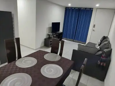 Una televisión o centro de entretenimiento en A solo 10 min de Aeropuerto de la de la CDMX y Estadio GNP Vigilancia 24 horas