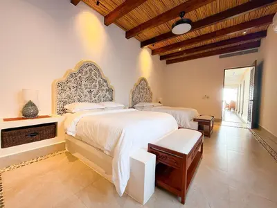 Cama o camas de una habitación en Casa Calixta Oceanfront Luxury home