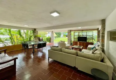 Zona de estar de Casa en Burgos con jardín y alberca