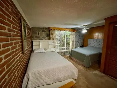Cama o camas de una habitación en Casa en Burgos con jardín y alberca