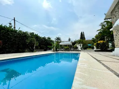 Piscina en o cerca de Casa en Burgos con jardín y alberca