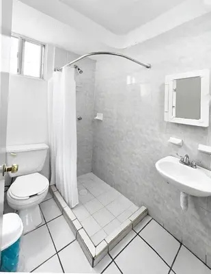 Un baño de Casa Chinelo Alberca Wifi cerca hospital ISSSTE UTEZ DIEZ