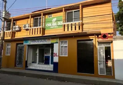 Edificio en el que se encuentra el hostal o pensión