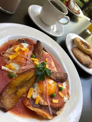 Comida en o cerca de este hotel