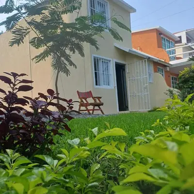 Jardín al aire libre en Tan cerca del mar!