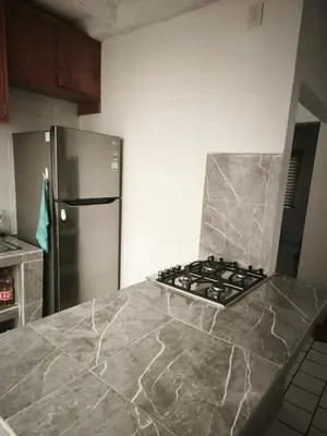 Una cocina o zona de cocina en casa agradable