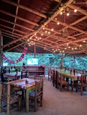 Un restaurante o sitio para comer en Cabañas Hogar Bambu Cuetzalan