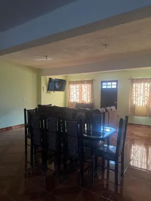 Una televisión o centro de entretenimiento en Hospedaje Casa Noah