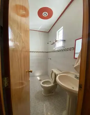 Un baño de Casa Reforma Descanso y Bienestar en Oaxaca