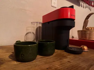 Utensilios para hacer té y café en cabaña de adobe las moras