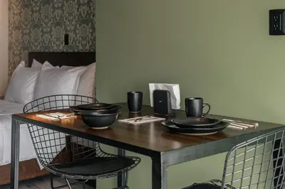 Utensilios para hacer té y café en Botanic Loft Stylish and Cozy Retreat