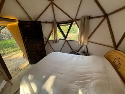 Cama o camas de una habitación en Gaiatri Holistic Glamping