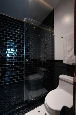 Un baño de The Ruby Suite luxury room