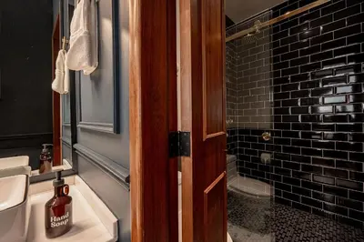 Un baño de The Midnight Bloom Suite