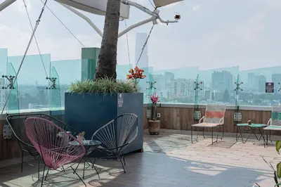 Un balcón o terraza de The Midnight Bloom Suite