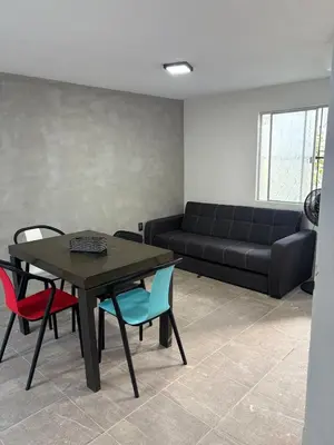 Zona de estar de Comoda casa para alojamiento