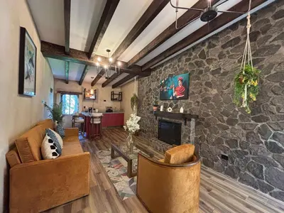 Una televisión o centro de entretenimiento en Sasha: Tu refugio fascinante en ValQuirico.