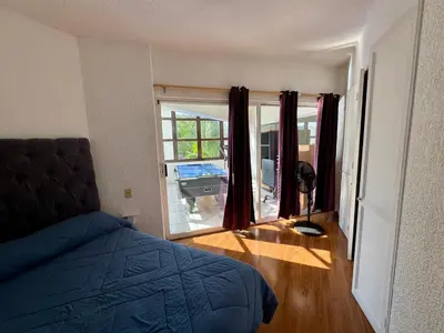 Zona de estar de Casa con hermoso jardín y terraza