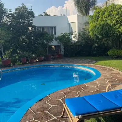 Casa con hermoso jardín y terraza