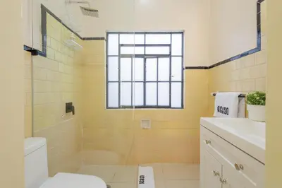 Un baño de Casa céntrica con 4 habitaciones y estacionamiento