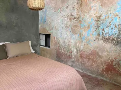 Cama o camas de una habitación en Luminoso exuberante y hermoso refugio