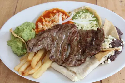Comida en o cerca de este hotel