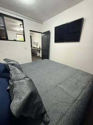 Una televisión o centro de entretenimiento en Suite La Lomita #2 climatizada