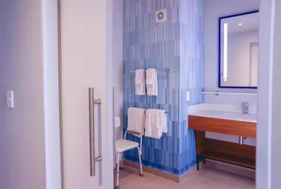 Un baño de Tru By Hilton Puebla Angelopolis
