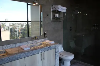 Un baño de Penthouse with Glass Floor and Volcano View