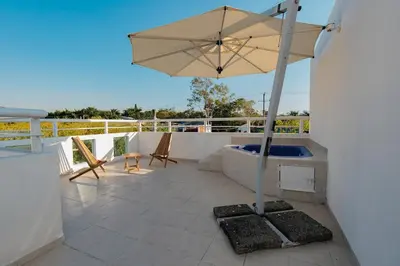Un balcón o terraza de Family House with Pool and Jacuzzi in Morelos
