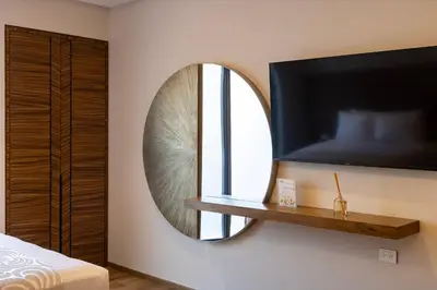 Una televisión o centro de entretenimiento en Hotel Boutique Alma