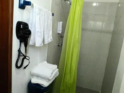 Un baño de Cerca de pirámides, bancos, centros, UDLA, paradas