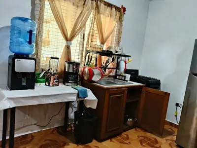Una cocina o zona de cocina en Cerca de pirámides, bancos, centros, UDLA, paradas