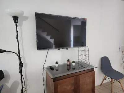 Una televisión o centro de entretenimiento en Sauces beautiful home