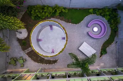 Jardín al aire libre en Nico Hotel & Residences