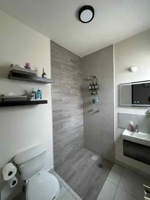 Un baño de Bonita casa amueblada, cerca de una iglesia, playas y centros comerciales