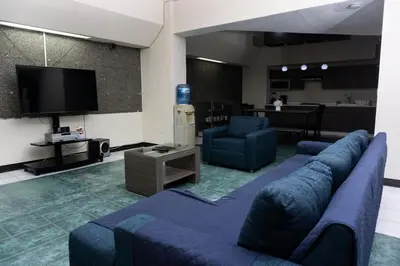 Una televisión o centro de entretenimiento en Departamentos Arista
